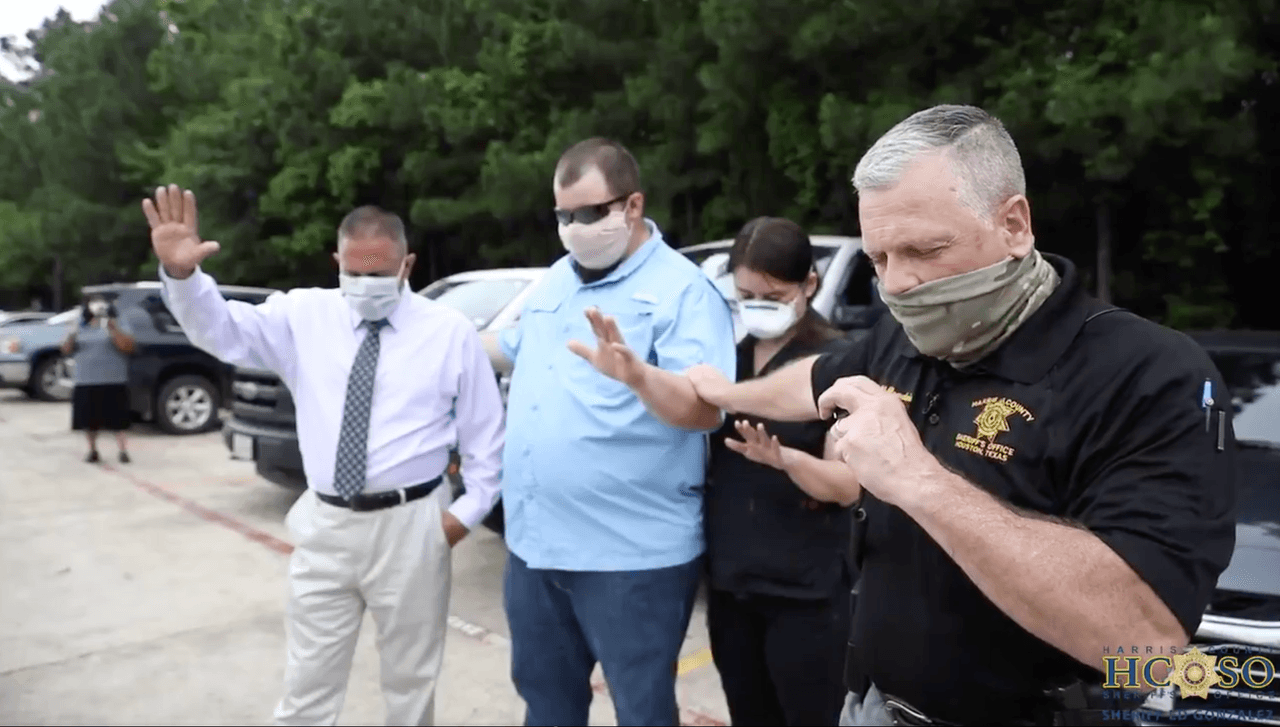 “El número de empleados de la Oficina del Alguacil del condado Harris diagnosticados con coronavirus aumentó al doble en la primera semana de abril”, señala HCSO.