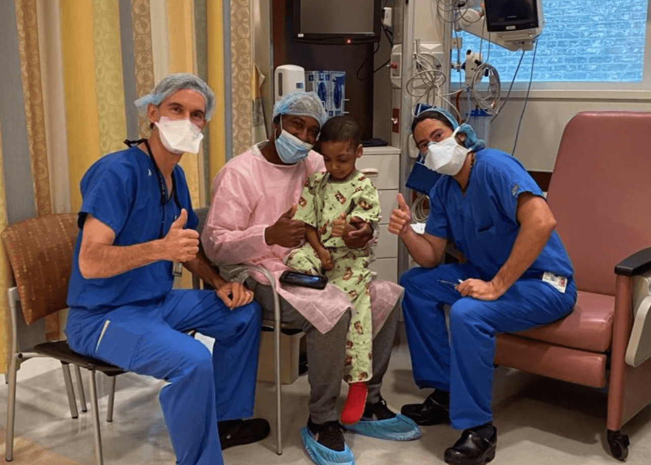 El doctor Gregory Levitin del hospital Mount Sinai, especialista de los ojos y los odios infantiles, con Ian después de su operación en septiembre.