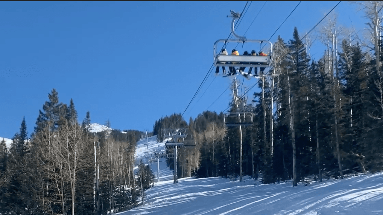 De acuerdo con el Servicio Meteorológico Nacional de Flagstaff, se espera que nieva esta tarde y noche en Flagstaff y sus alrededores. Prepárese para algunas carreteras resbaladizas, especialmente durante el viaje del viernes por la mañana.
<br>