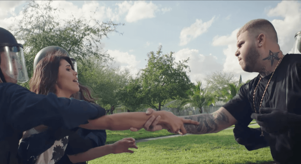 Farruko protesta contra la deportación de inmigrantes latinos en 'Don't Let Go'