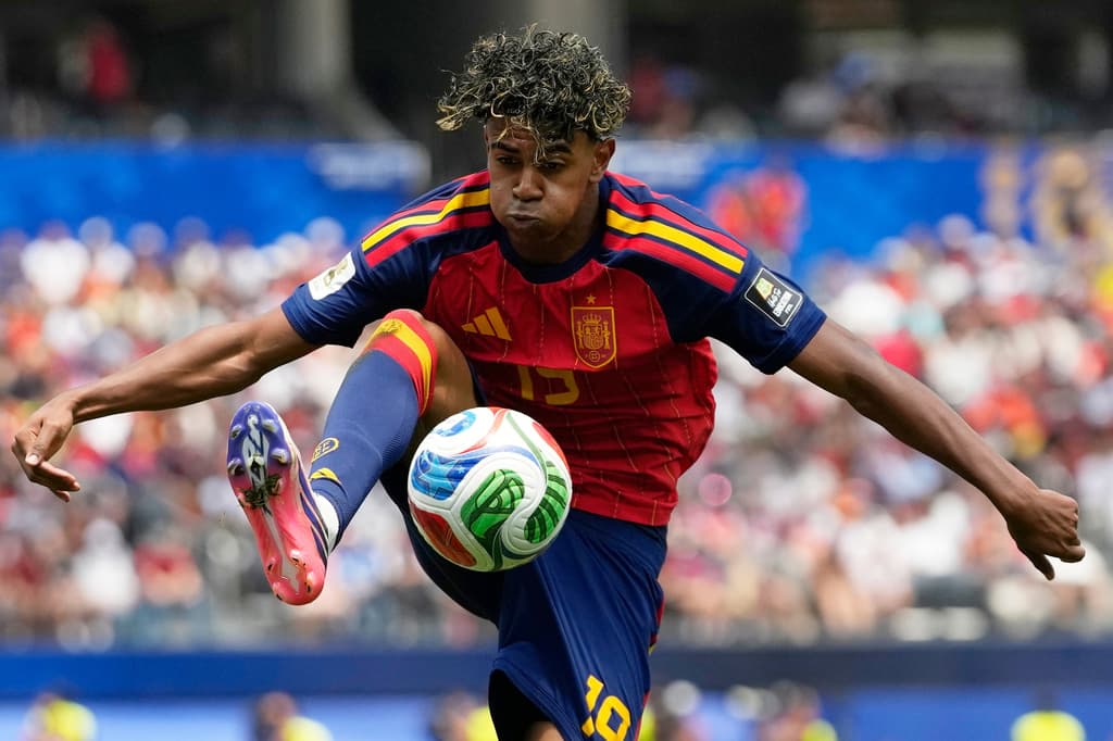 El español Lamine Yamal controla el balón durante el partido de cuartos de final.