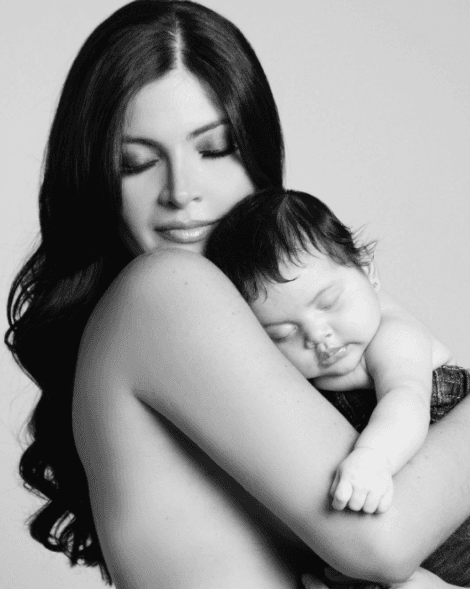 La pequeña, nacida el 8 de mayo de 2010, la llena de alegrías.