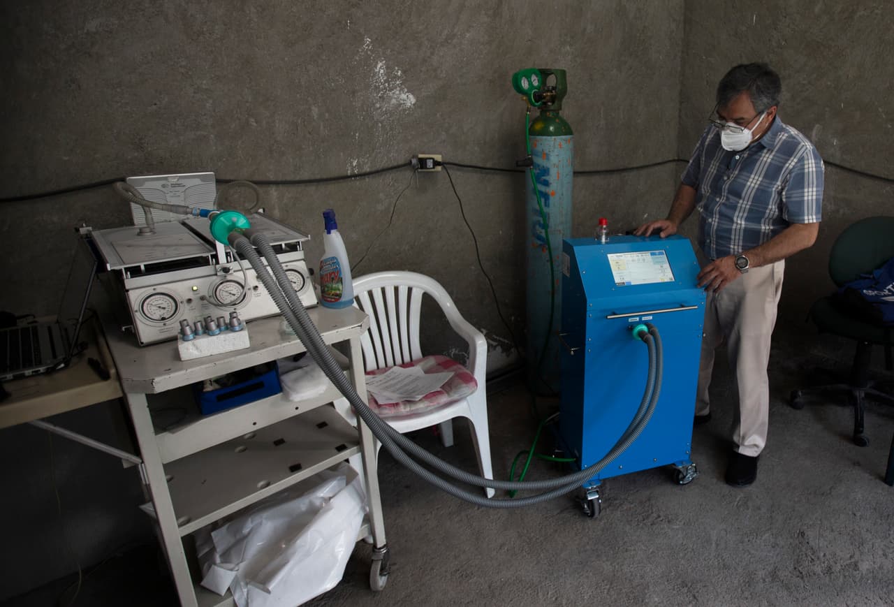 El ingeniero biomédico Juan Jesús Mejía Fernández, del Instituto Nacional de Ciencias Médicas y Nutrición, se para frente a un ventilador denominado VSZ-20-2 en la Ciudad de México.