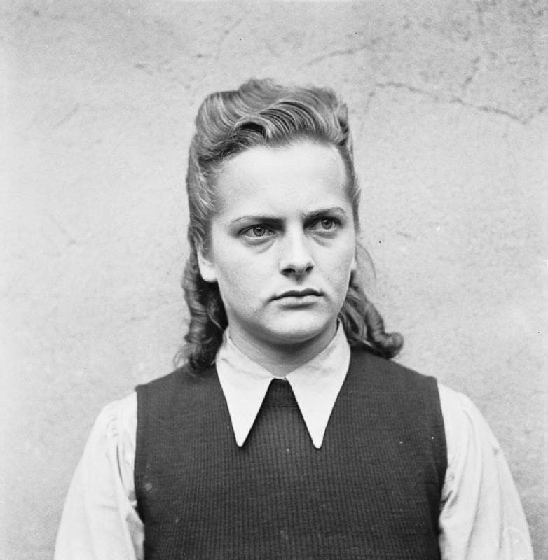<b>Irma Grese.</b> Fue supervisora de los campos de varios campos de concentración nazis durante la Segunda Guerra Mundial. Apodada como ‘la bella bestia’ o ‘el ángel de la muerte’ por los propios prisioneros, es considerada una de las más crueles criminales de guerra nazi. Nacida en Wrechen, Alemania, en 1923, fue condenada a sus 22 años en el Juicio de Bergen-Belsen, proceso llevado a cabo por tribunales británicos contra el personal que dirigió la administración de ese campo de concentración.