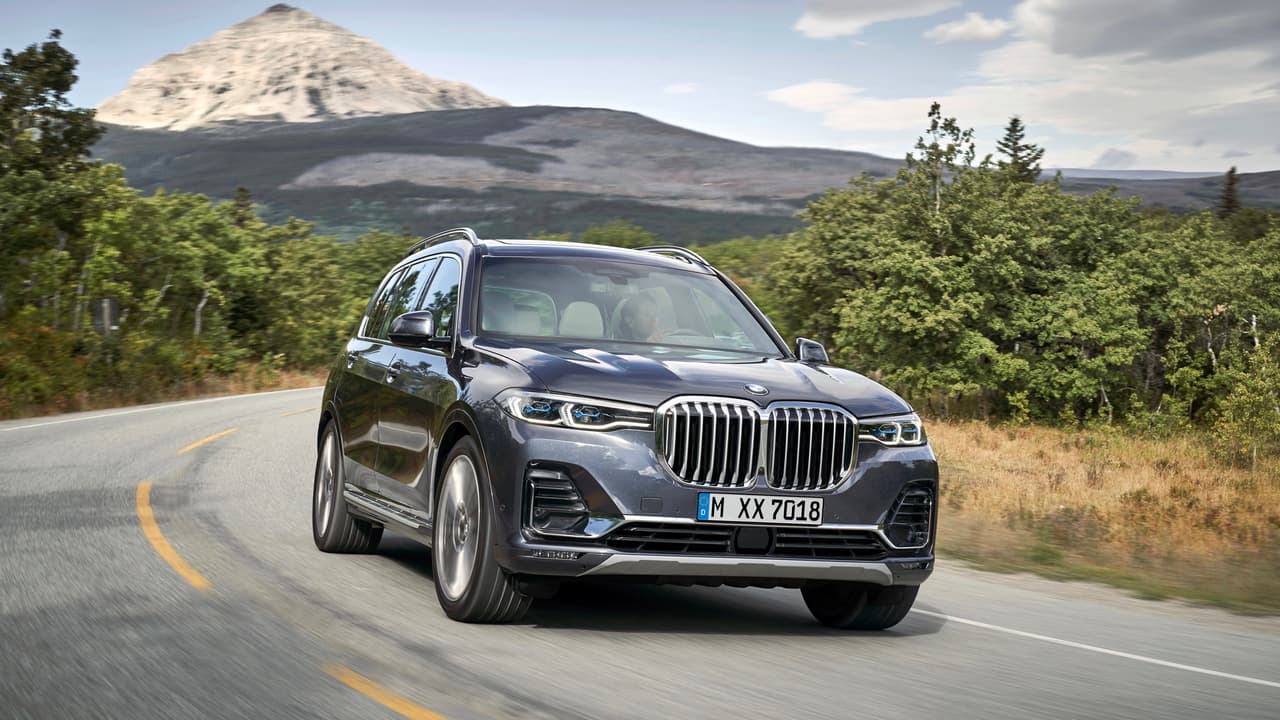 Finalmente y luego de años de espera, en los que sus competidores han presentado varias generaciones de camionetas tamaño familiar, BMW reveló su primera camioneta
<i>fullsize</i> , la cual será conocida como
<b>BMW X7</b>. Su primera edición será considerada como modelo 2020.