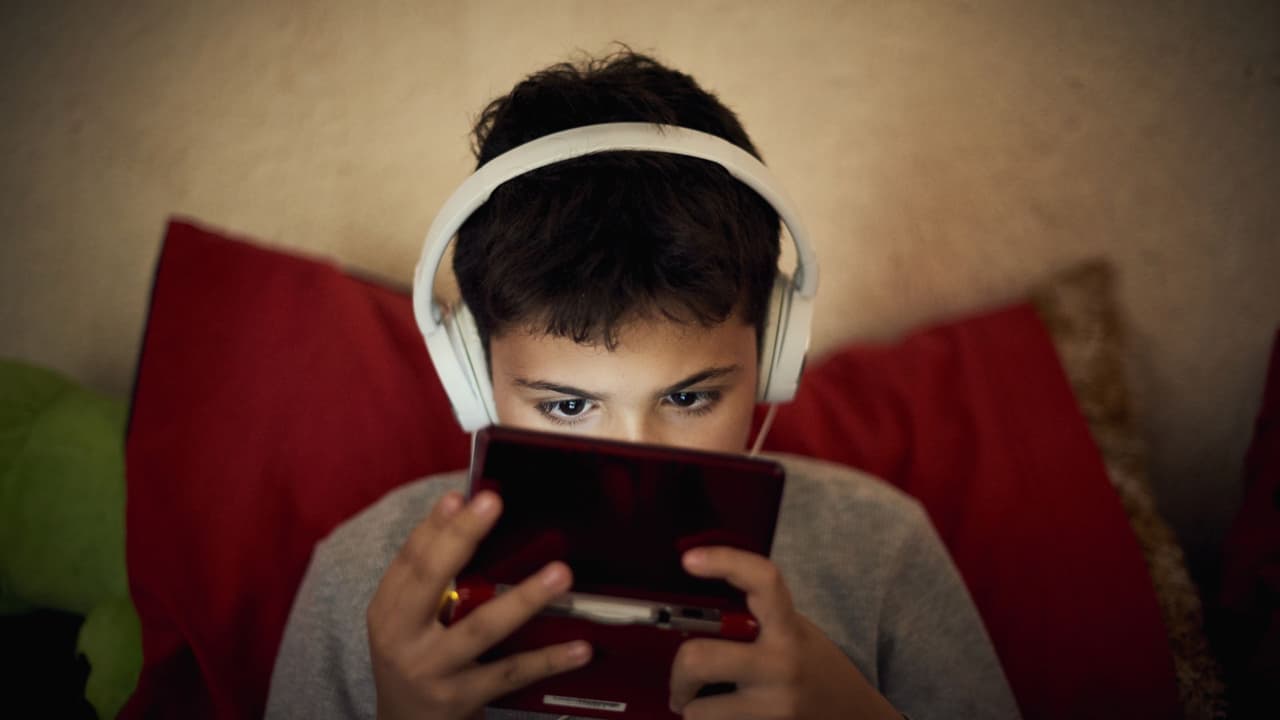 Estudio de FIU: el estrés de los padres aumenta el uso de pantallas en los niños