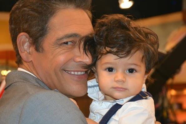 El tío Johnny también disfruta mucho de los pequeños angelitos de su gran familia de Despierta América.