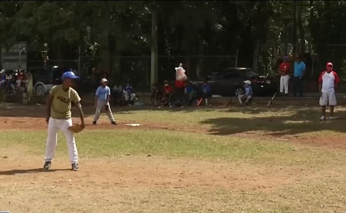 Sin embargo, a pesar de que ha descubierto un talento innato para llevar productos en tiempo récord a la gente que lo necesita,
<b> Samuel pierde toda timidez cuando está dentro de un diamante de <a href="https://www.univision.com/deportes/temas/beisbol">béisbol</a></b> y, sobre todo, en la lomita. Allí, desde donde quiere emular a Pedro Martínez.
<br>