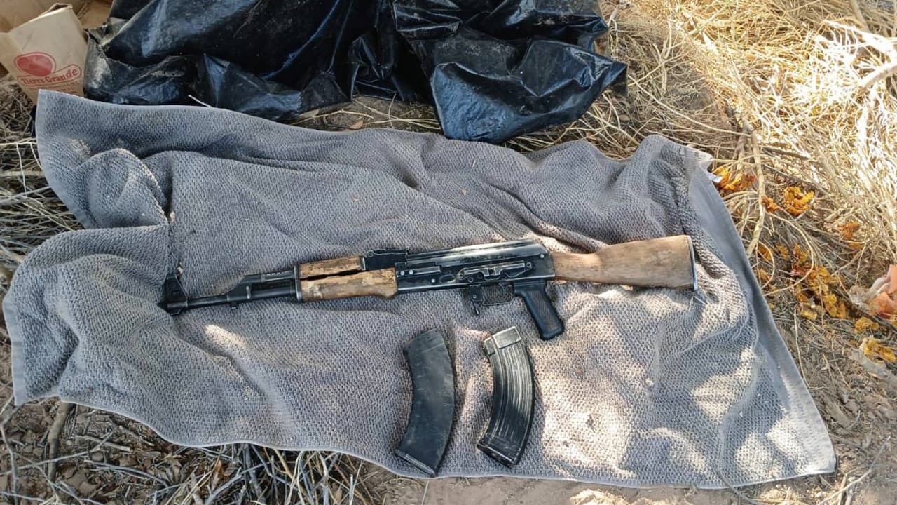 Parte de lo hallado dentro del vehículo sospechoso.