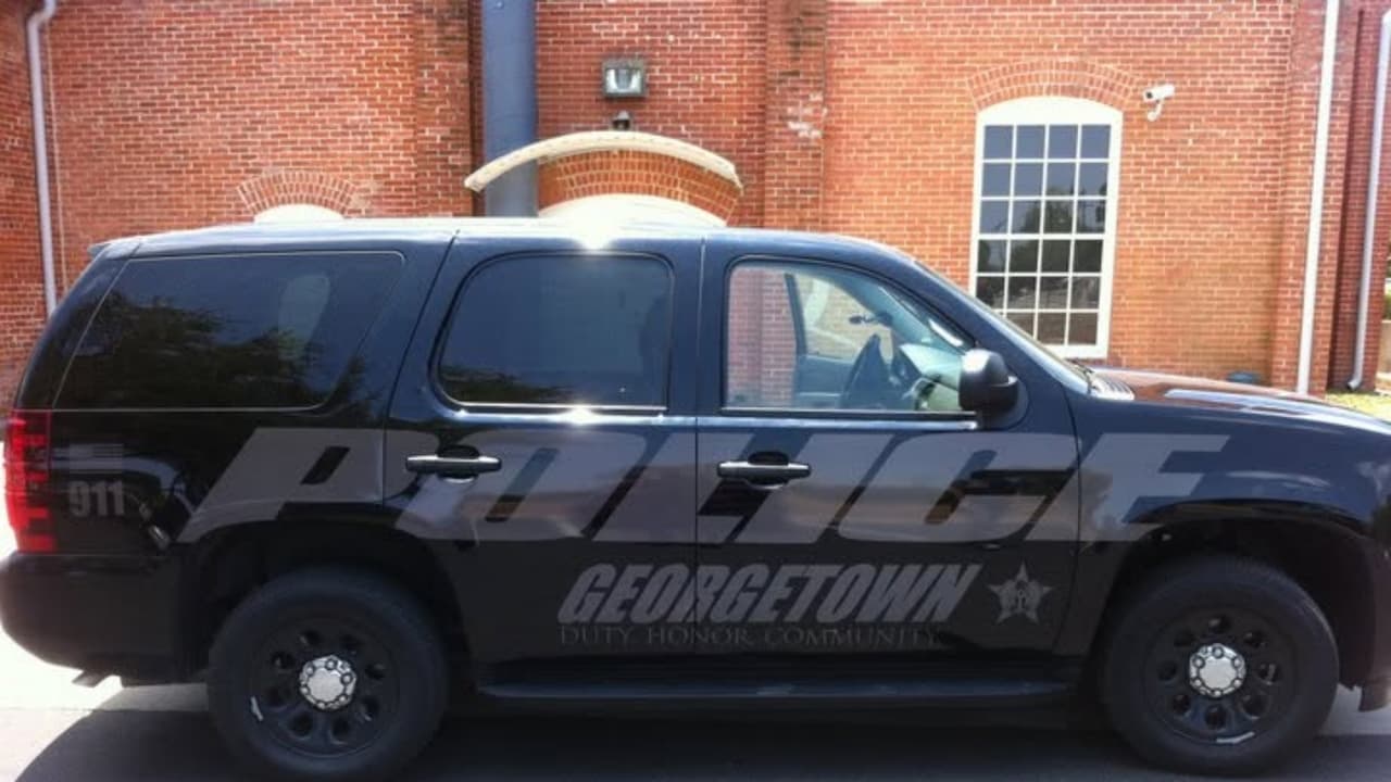 Un hombre murió después de que un oficial de policía de Georgetown le disparara durante un enfrentamiento en la plaza del centro de la ciudad.