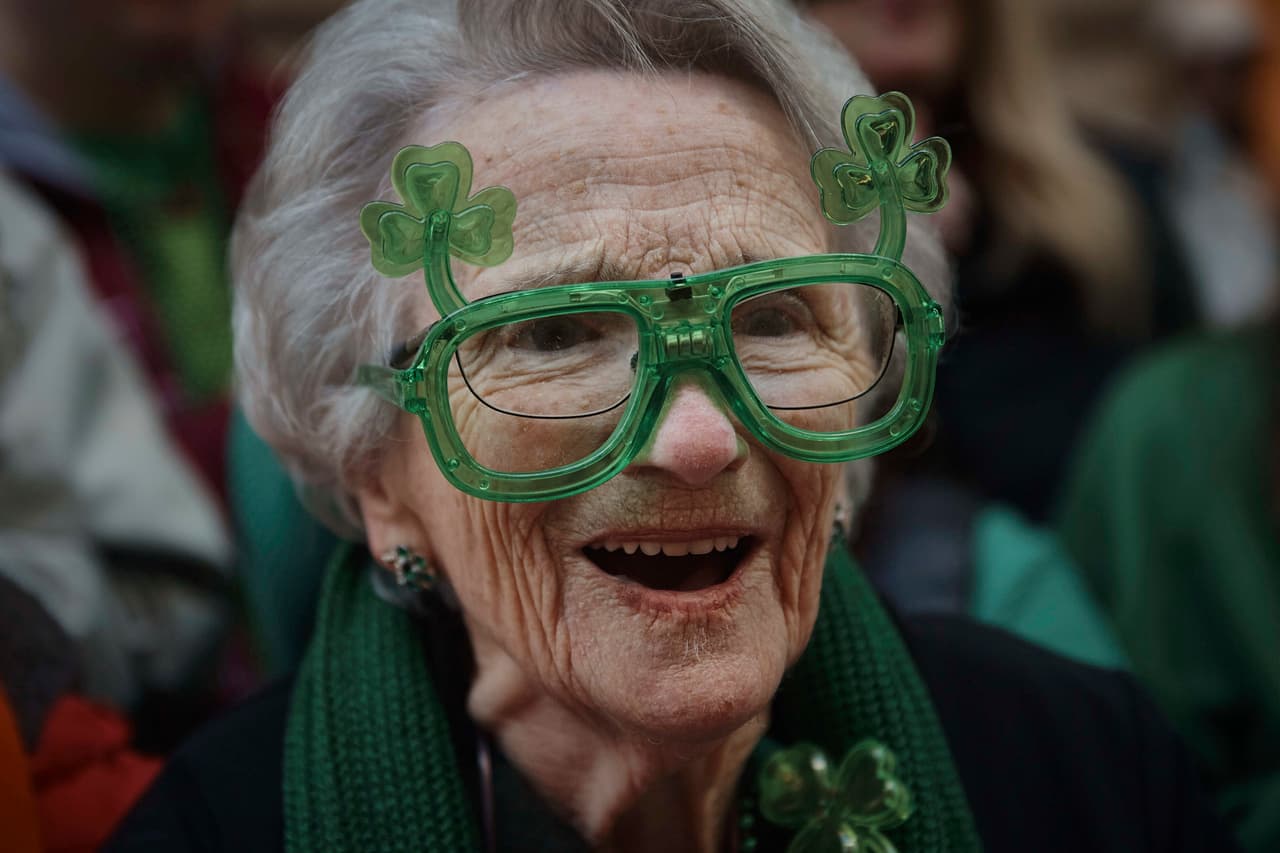 Una adorable anciana celebra con lentes verdes el Día de San Patricio.