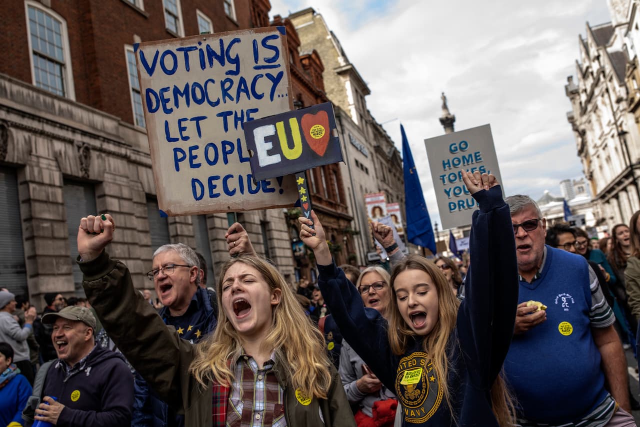 <b>"Votar hace la democracia", </b>fue otra de las consignas que se leyó en las pancartas. La marcha transitó por calles cercanas a la oficina de la primera ministra y a su paso cantaban tonadas anti-Brexit.