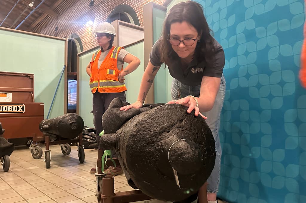 Samantha Moss inspecciona un cañón que se hundió en el río Savannah durante la Revolución estadounidense, el miércoles 3 de junio de 2026, en el Museo de Historia de Savannah, Georgia. (AP Foto/Russ Bynum)