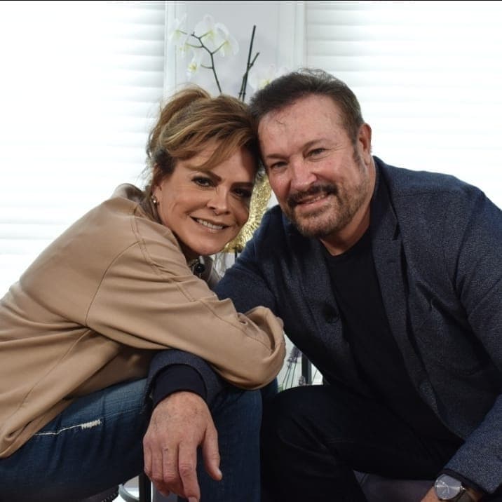 En una entrevista con la periodista Mara Patricia Castañeda que
<b><a href="https://www.youtube.com/watch?v=BEZc6G6ewuo&ab_channel=MaraPatriciaCasta%C3%B1eda" target="_blank">se publicó en YouTube </a></b>el domingo 20 de septiembre, el actor soltó una de las noticias que más han sacudido el mundo del entretenimiento:
<b><a href="https://www.univision.com/famosos/arturo-peniche-se-separa-de-gabriela-ortiz-despues-de-38-anos-de-matrimonio-fotos" target="_blank">se separó de su esposa. </a></b>
<br>