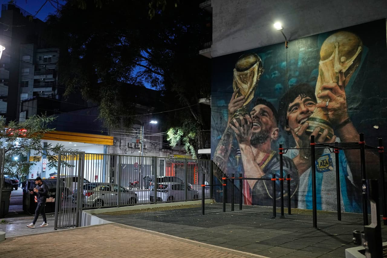 Un mural con los futbolistas argentinos Lionel Messi y Diego Maradona decora una pared en Buenos Aires, Argentina, la madrugada del jueves 30 de julio de 2026.