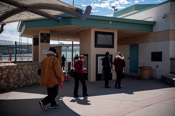 El borrador hace énfasis sobre la prevalencia del coronavirus en México y en la saturación del sistema de salud. Sin embargo,
<b>un experto en derecho constitucional explica qué tan factible es que se aplique esta regla.</b>