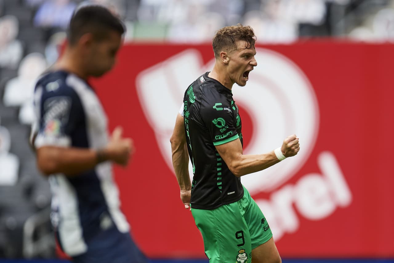 La reacción de los visitantes llegó a los 24’ para emparejar los cartones.