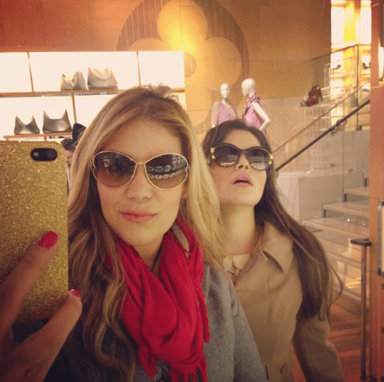 Pero cuando no se decide, su complice
<b><a href="http://www.univision.com/los-angeles/kmex/12-datos-que-no-conoces-de-yarel-ramos-fotos">Yarel Ramos</a></b> siempre está ahí para ayudarla.