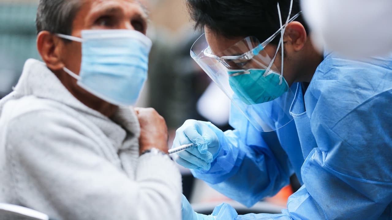 “Vacunado o no vacunado debemos seguir con las medidas de precaución que tenemos, usar mascarilla, mantener la (sana) distancia de por lo menos seis pies”, indica el doctor Shad Fani Marvasti.