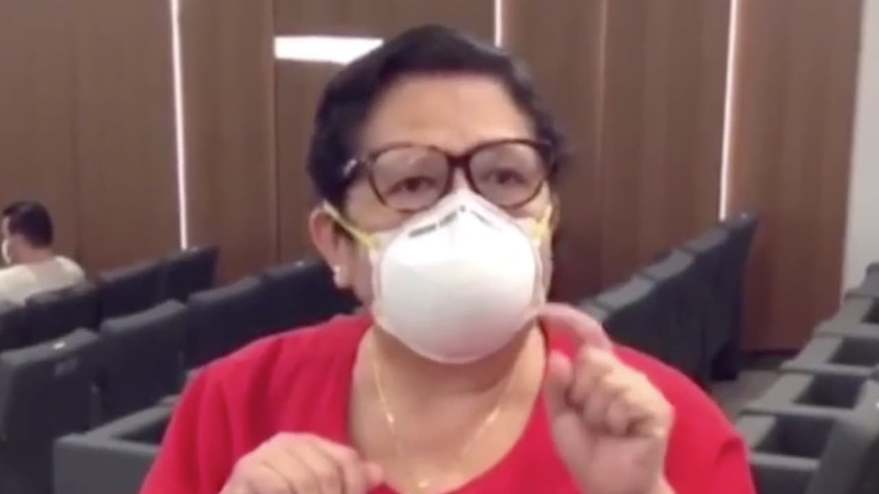 "Esto es el inicio del fin": empleada de hospital en Nueva York recibe la vacuna contra el coronavirus