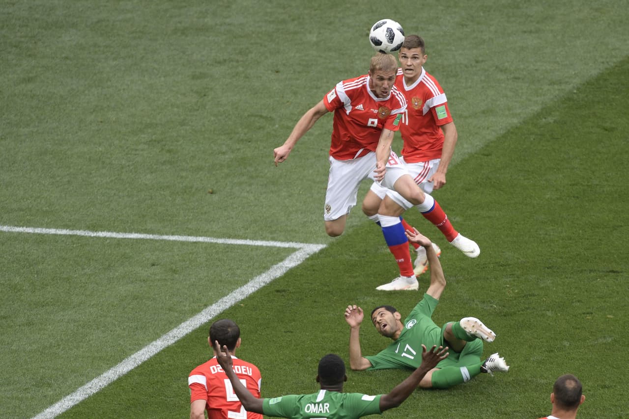 1: gol de Yuri Gazinskiy al minuto 12 del primer tiempo. Rusia 1-0 Arabia Saudita.