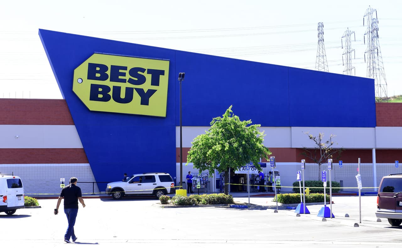 El miércoles, Best Buy comenzó a exigir a los clientes que usarantapabocas en sus tiendas. Proporcionará una a los clientes que las necesiten.