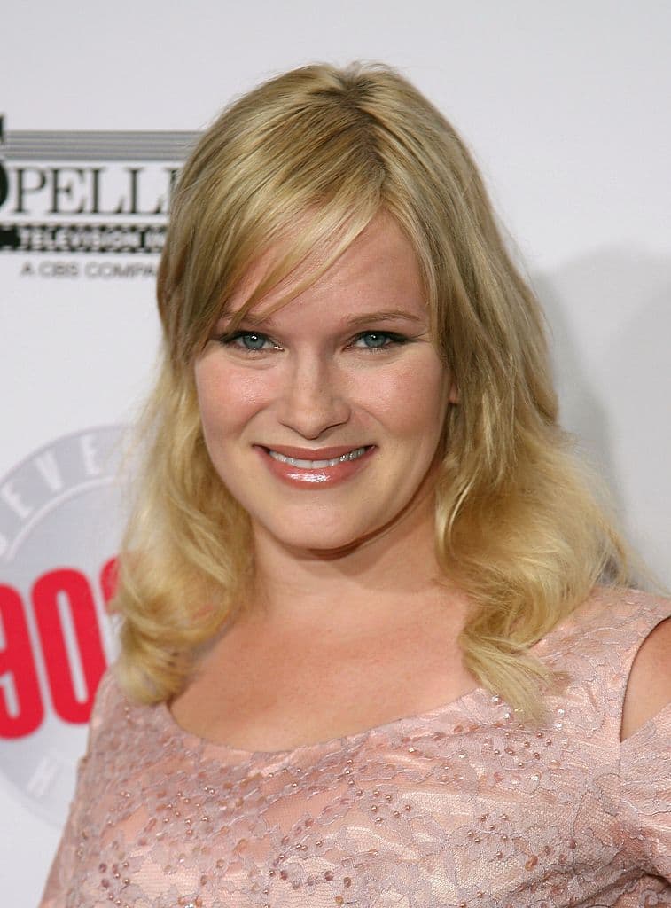 Nicholle Tom se desempeño en diversos papeles de televisión, logrando ser parte de 'Superman' de 1998, 'El Mentalista' y 'Justice League Unlimited'. A sus 43 años se volvió madre y cuenta con su propia cuenta de YouTube, la cual promociona en redes sociales.