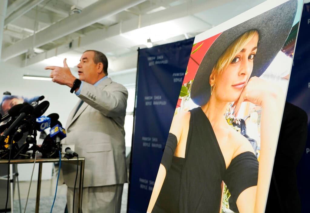 Brian Panish, abogado de la familia de la difunta directora de fotografía Halyna Hutchins, en una conferencia de prensa el martes 15 de febrero de 2022 en Los Ángeles. La familia de Hutchins está demandando a Alec Baldwin y a los productores de la película "Rust" por homicidio culposo.