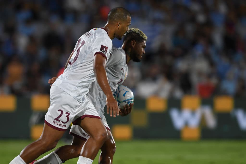 Venezuela no sabe ni por dónde vaen los goles y Uruguay asegura los puntos con un contundente 4-1.