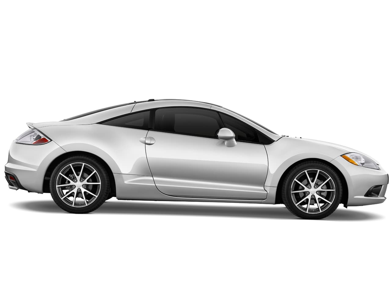 La
<b>cuarta generación del Mitsubishi Eclipse</b> llegó como modelo 1996 con un diseño que recordaba más las dinámicas líneas de la segunda generación que el severo diseño de la tercera. Nuevamente Mitsubishi ofreció un menú compuestos por un motor de 4 cilindros y un V6.