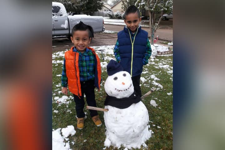 Muchos aprovecharon el raro evento para tomarse fotos, jugar con la nieve y construir el tradicional muñeco navideño.