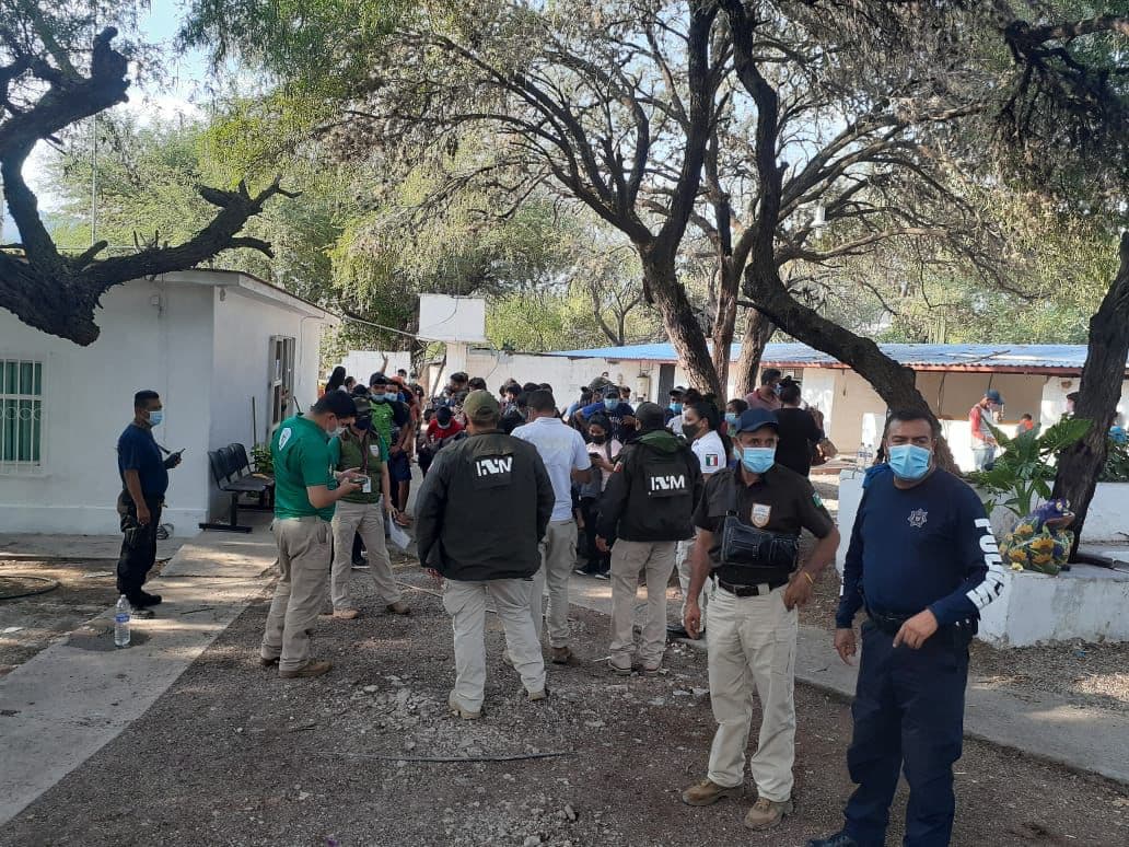 Inmigrantes tras ser hallados en una autobús de pasajaeros con reporte de robo.