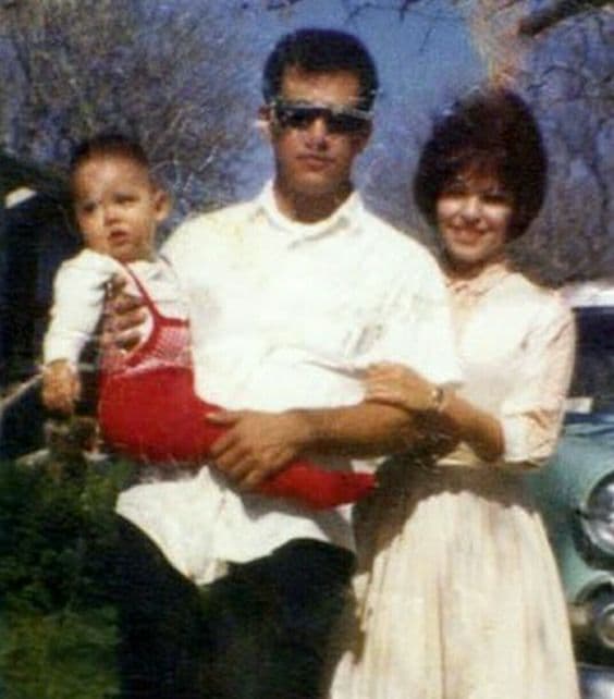 Las más tierna foto de Selena, con sus papás, Marcella y Abraham, en abril de 1971.