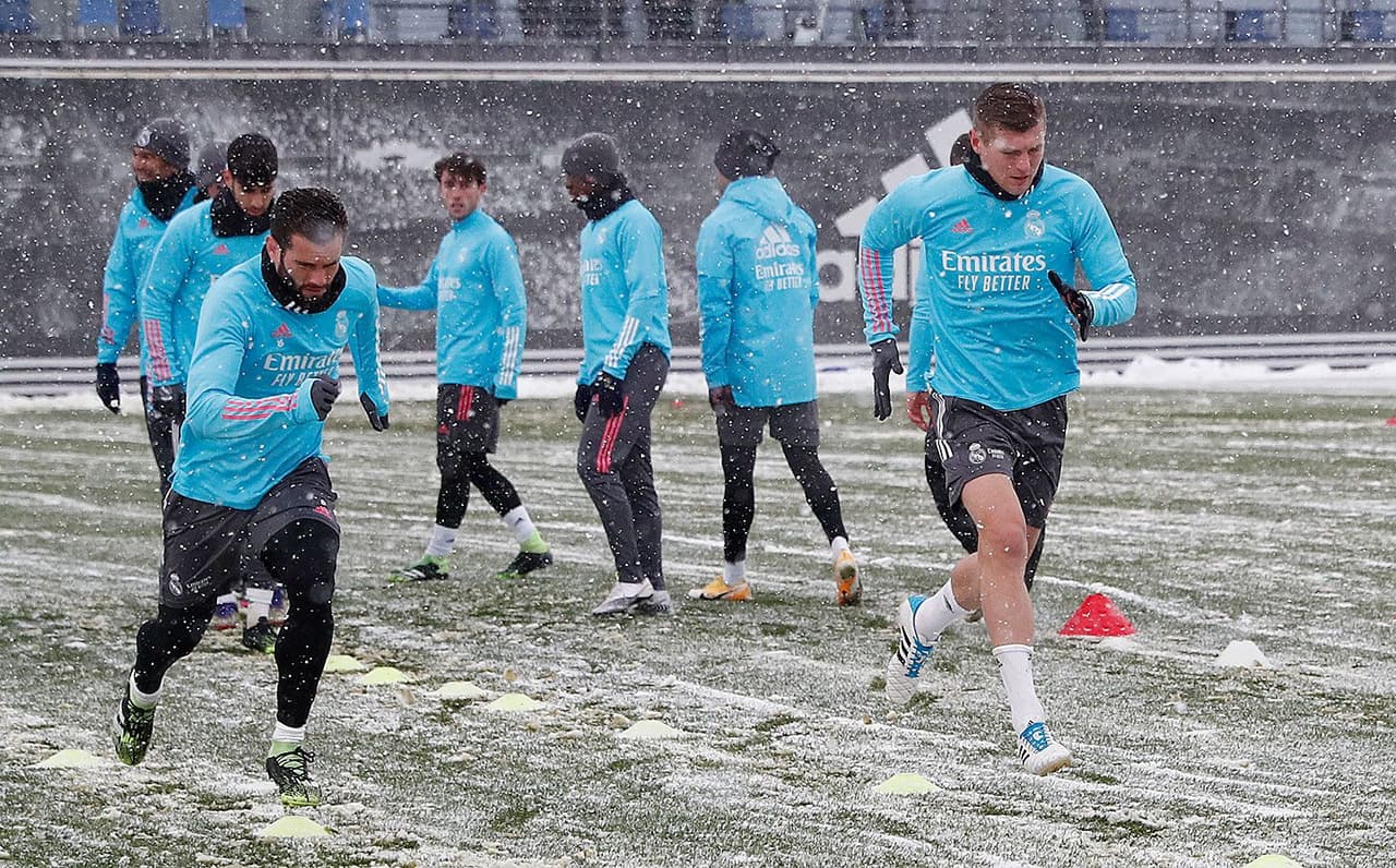 El Real Madrid preparó su próximo duelo contra Osasuna entrenando en la Ciudad Real Madrid bajo una tremenda nevada.
