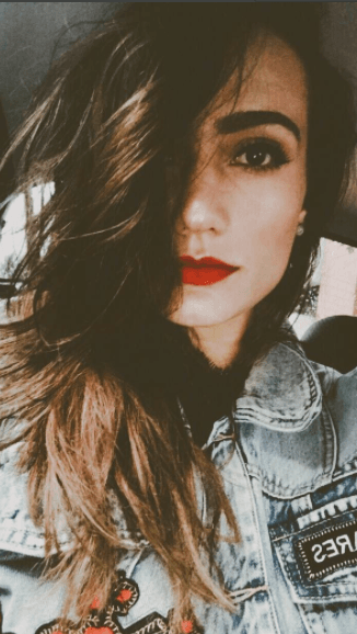 En sus veintes, la joven ha comenzado a darse conocer en la industria del entretenimiento como conductora del canal TeleHit y como cantante.