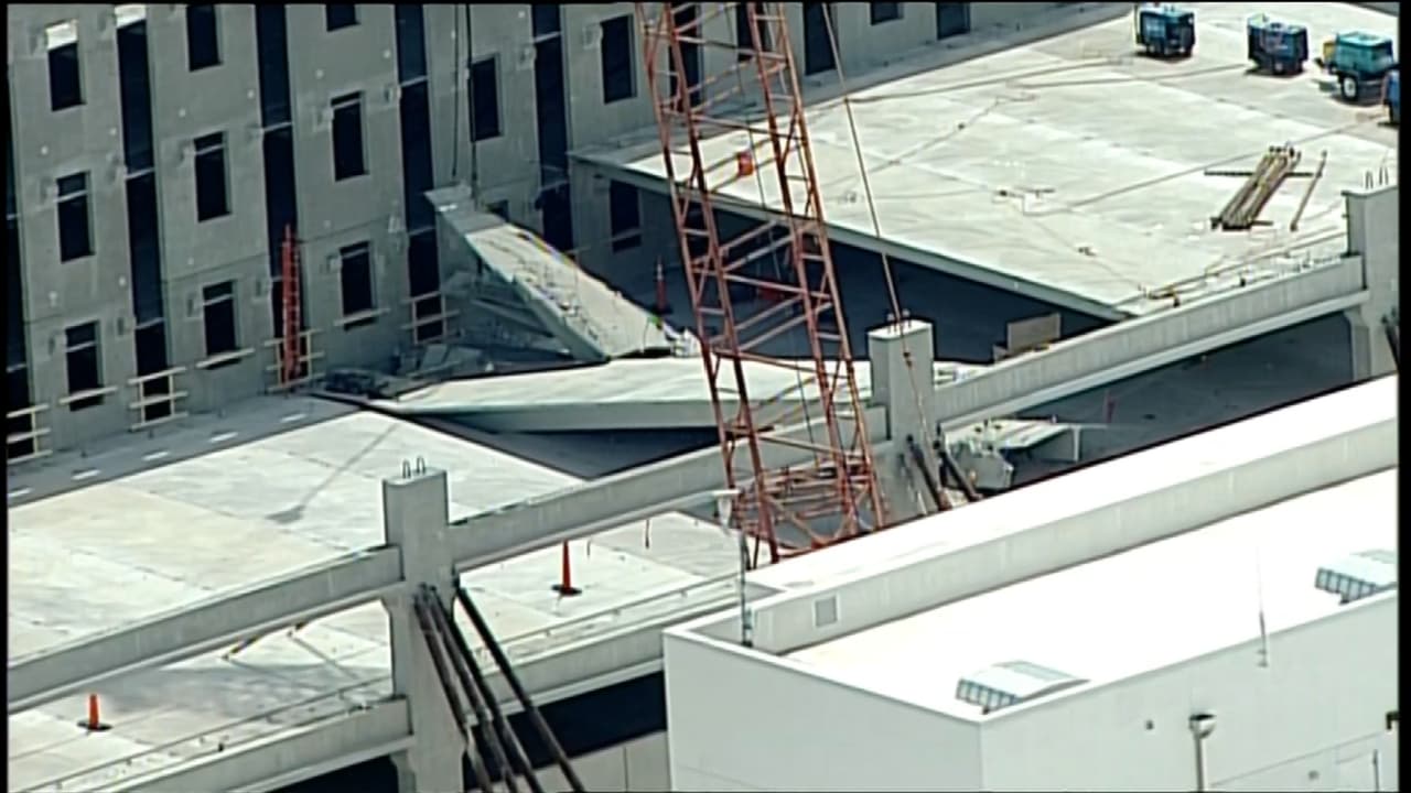Al menos una persona resultó herida luego de que parte del nuevo estacionamiento del West campus del MDC colapsara.