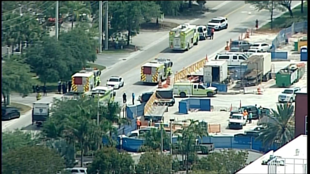 Al menos una persona resultó herida luego de que parte del nuevo estacionamiento del West campus del MDC colapsara.