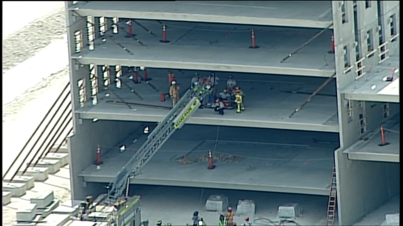 Al menos una persona resultó herida luego de que parte del nuevo estacionamiento del West campus del MDC colapsara.