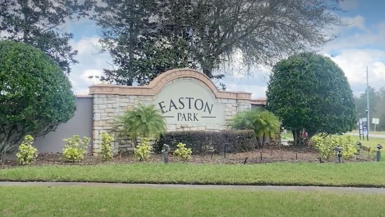 Hallan madre muerta fuera de un auto en Tampa, su hijo pequeño dormía adentro