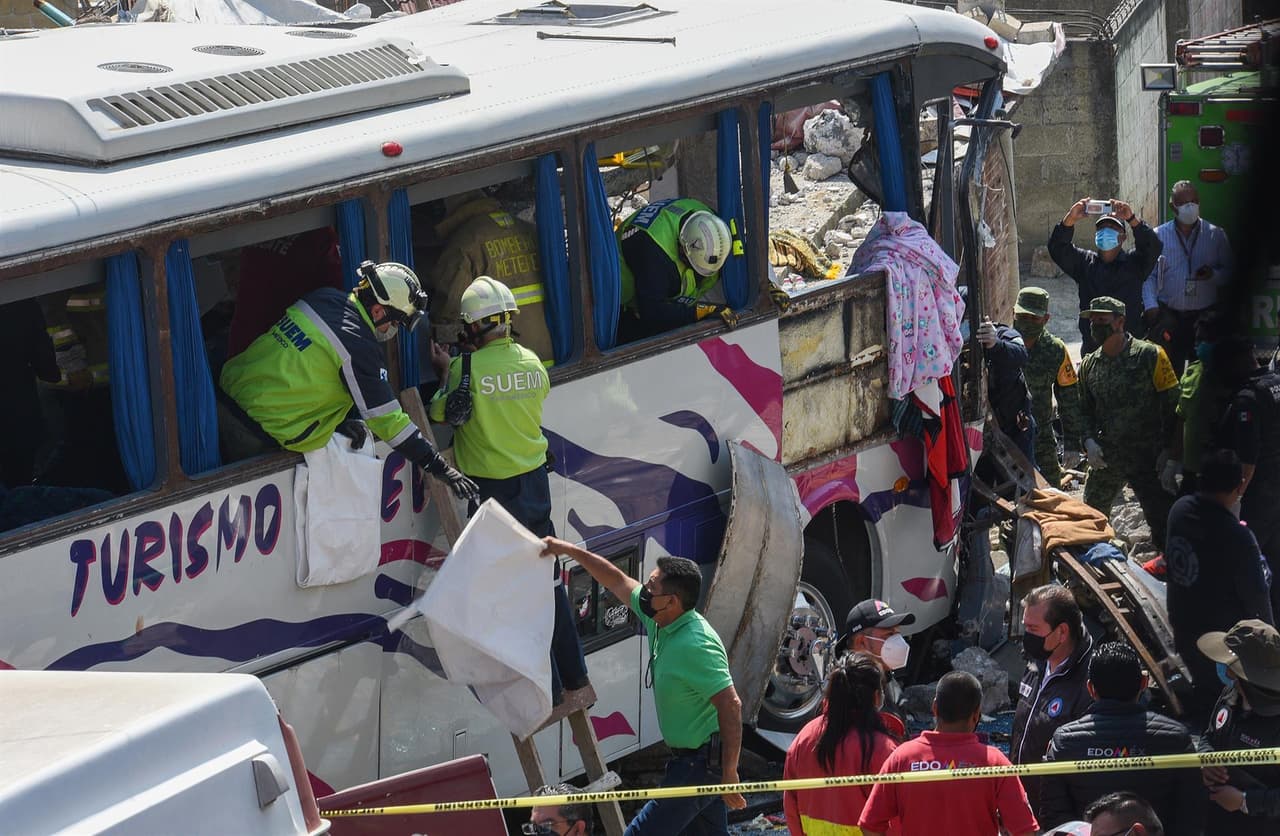 19 muertos al chocar un bus que llevaba peregrinos contra una casa en el centro de México