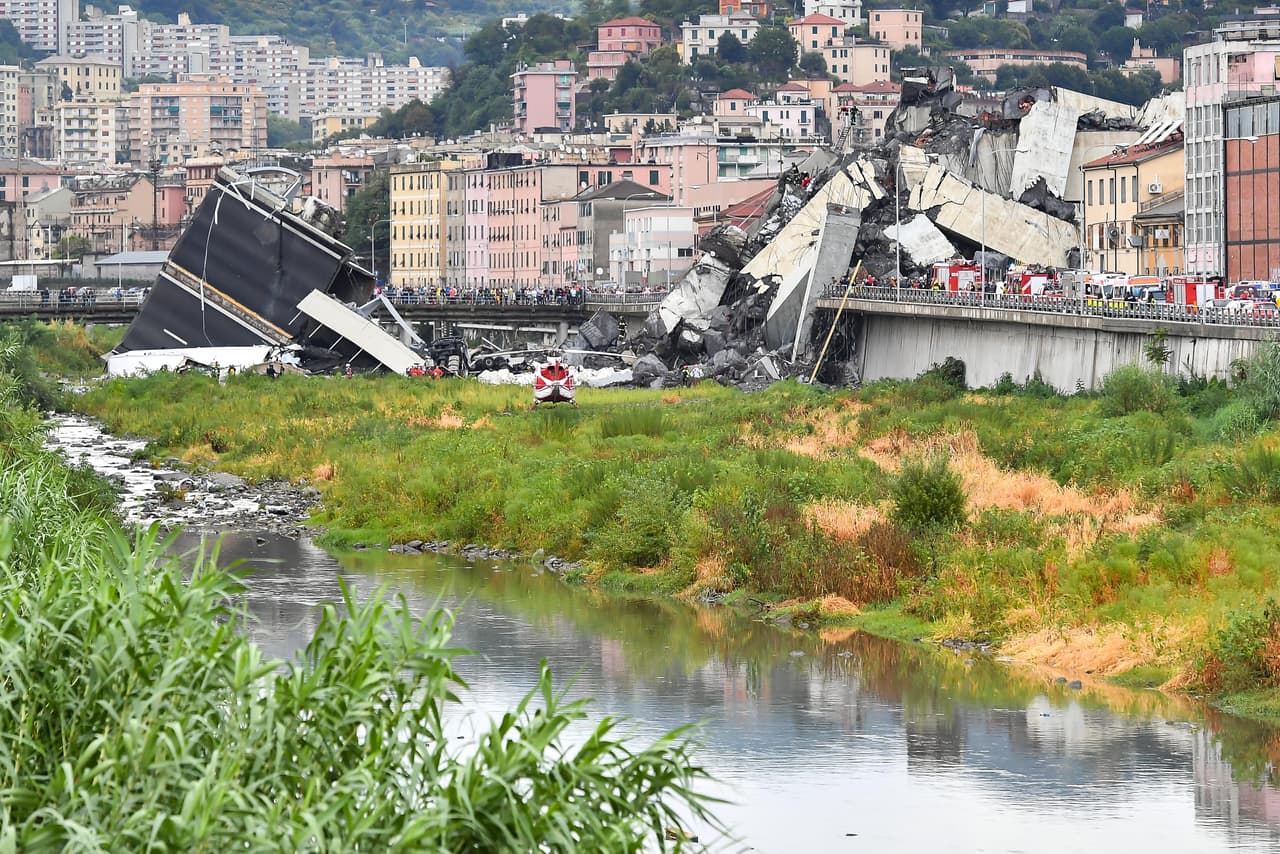 El puente tiene 330 pies (100 metros) de longitud y tiene una altura de más de media milla (1km).