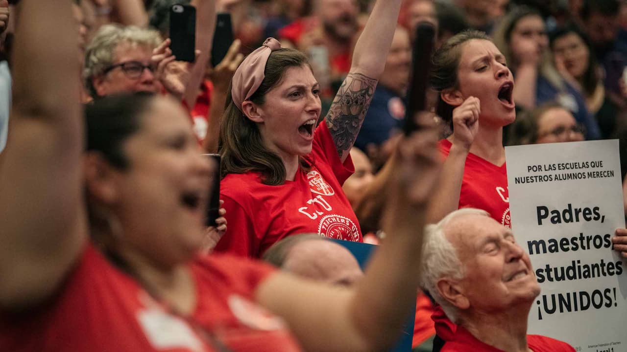 <b>¿Cuánto podría durar la huelga?</b>
<br>La
<a href="https://www.univision.com/local/chicago-wgbo/si-el-sindicato-de-maestros-y-cps-no-llegan-a-un-acuerdo-la-huelga-impactaria-a-mas-de-300-mil-estudiantes">huelga</a> podría llegar a durar desde horas hasta días o semanas. Depende de qué hagan las partes negociando una vez que la huelga inicie.