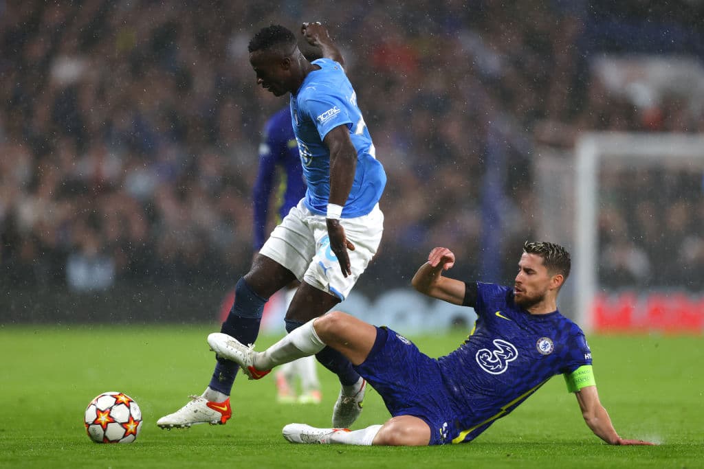 Chelsea, sin piedad, golea al Malmö 4-0 en Stamford Bridge, durante la Jornada 3 en la UEFA Champions League. Andreas Christensen abrió el marcador al minuto 4', seguido de un doblete por parte de Jorge Luis Frello, ambos como cobro de penaltis y el último de Kai Havertz al 48', quedando segundos del Grupo H.