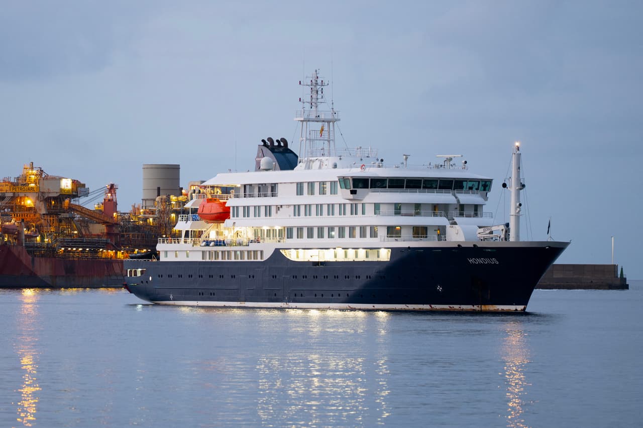 Últimas noticias de hantavirus: El crucero MV Hondius arriba al puerto de Granadilla, en Tenerife