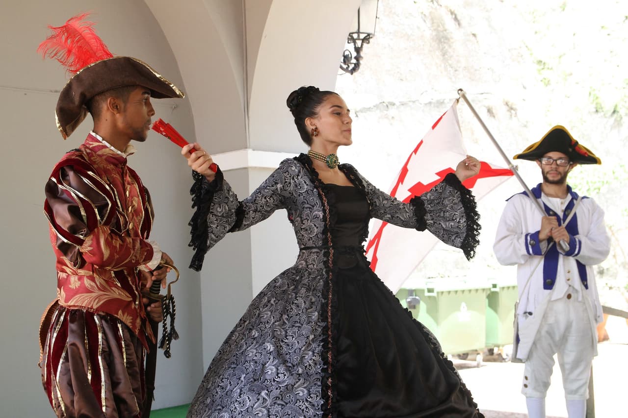 Niñas y niños acompañados de sus padres y de Barbara Díaz, directora de asuntos pediátricos del Hogar Niños que Quieren Sonreir, y empleados de la Compañía de Turismo.