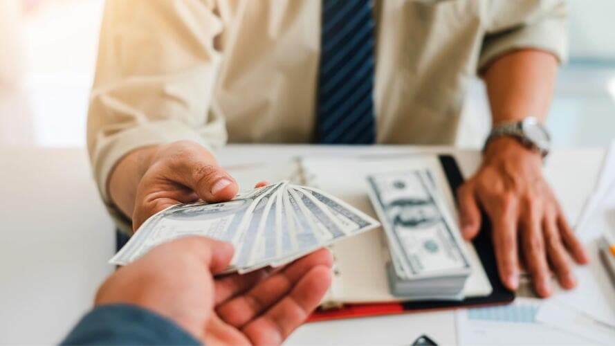 Washington tiene el salario mínimo estatal más alto entre los estados, con 17.13 dólares por hora. La tasa aplica desde el 1 de enero de 2026 y el estado ajusta anualmente el salario mínimo mediante una fórmula establecida por la ley.