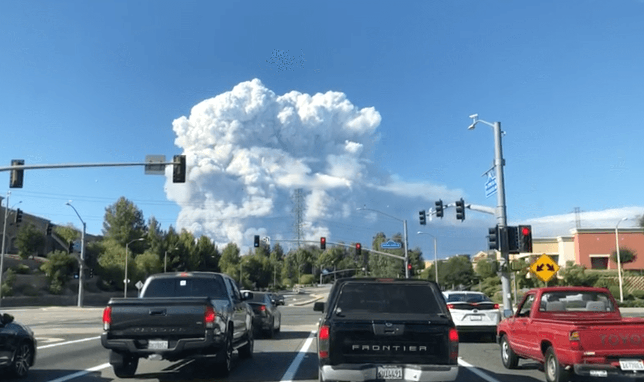 Imágenes de la gran columna de humo en el Bosque Nacional Ángeles fueron captadas desde Santa Mónica y Venice Beach. Así se vió el incendio Lake desde una zona residencial del valle de Santa Clarita.