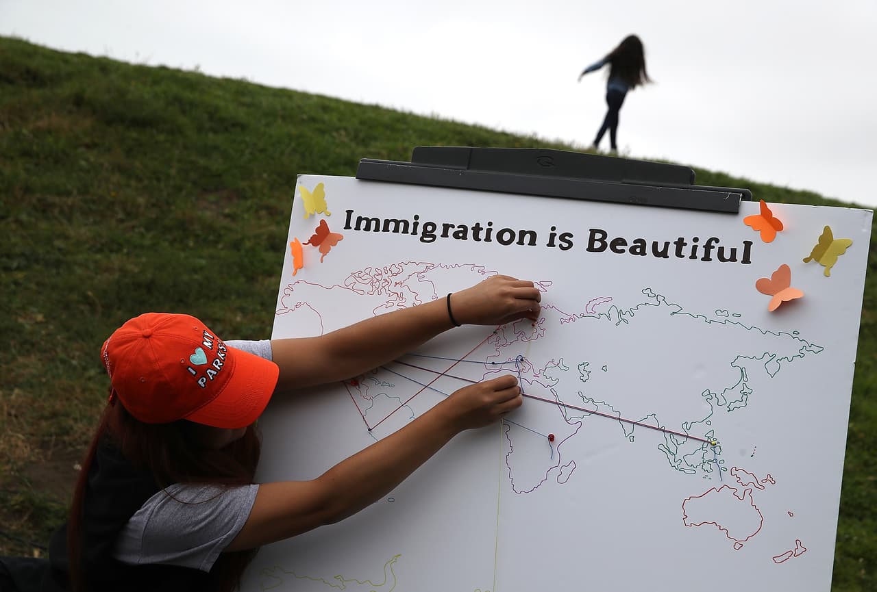 Un empleado del parque marca en un mapa los países originarios de estos niños.