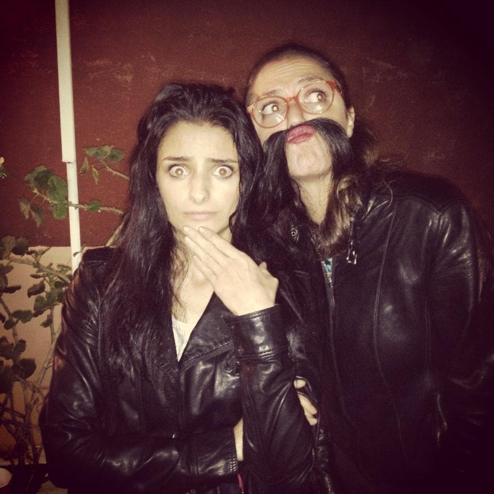 O que la actriz Aislinn Dérbez le prestara un mechón de pelo para ponerse bigotes.