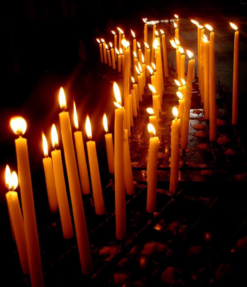 O sea, una habitación iluminada por velas para darle dramatismo, una mesa redonda, los consultantes alrededor del tablero sin cruzar las piernas, un vaso de agua para supuestamente aclarar el ambiente y luego se va tocando una especie de “ratón” o puntero similar al que usamos en la computadora para ir moviéndolo por el tablero.